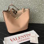 一比一複刻VALENTINO華倫天奴包包 GARAVANI ROCKSTUD小牛皮托特包 土黃