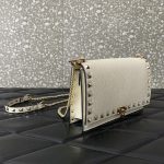 原單VALENTINO華倫天奴包包 Garavani ROCKSTUD粒面小牛皮鏈條手袋 米白