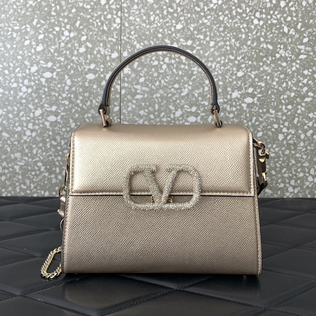 VALENTINO202406190800007.jpg 高仿VALENTINO華倫天奴包包 GARAVANI迷你VSLING金屬質感粒面小牛皮手袋 金色