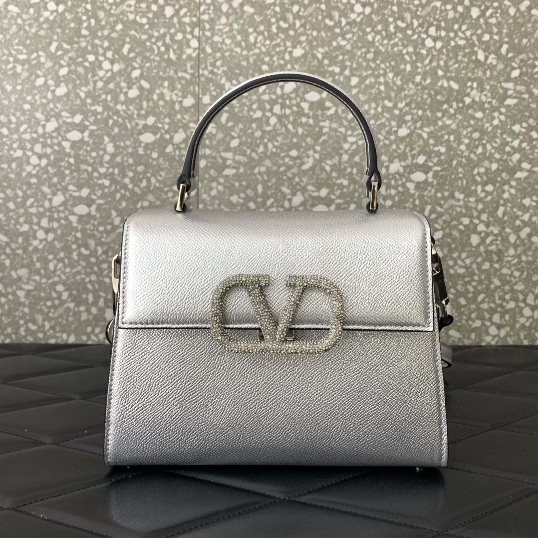VALENTINO202406190900008.jpg 高仿VALENTINO華倫天奴包包 GARAVANI迷你VSLING金屬質感粒面小牛皮手袋 銀色
