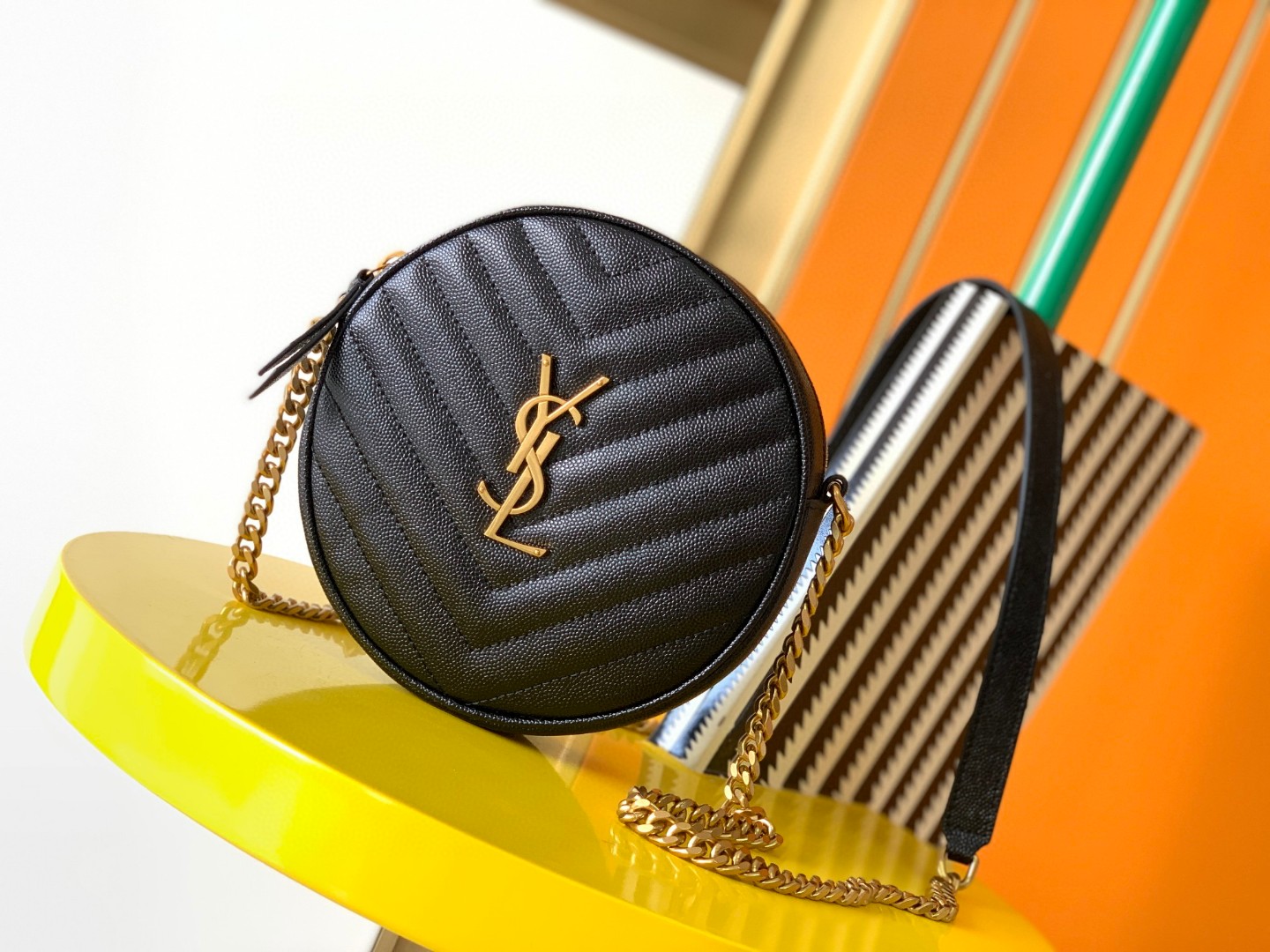 YSL202406211000001.jpg 原單複刻YSL聖羅蘭包包 VINYLE V衍縫壓紋牛皮鍊帶圓形相機包 黑金