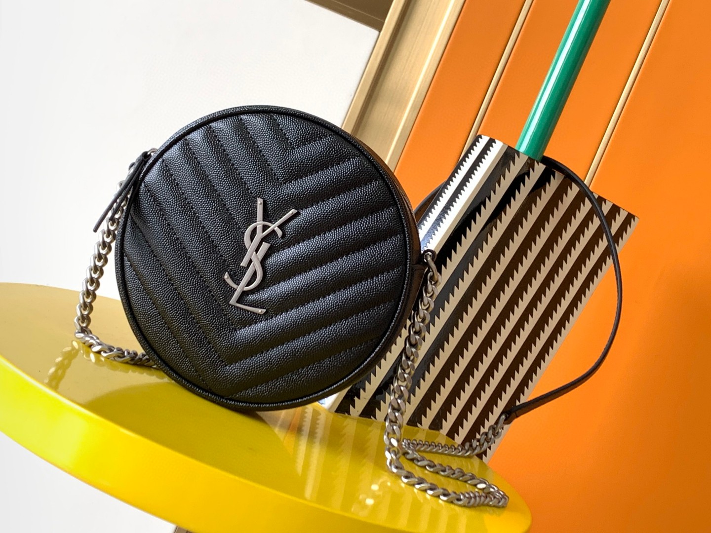 YSL202406211100001.jpg 原單複刻YSL聖羅蘭包包 VINYLE V衍縫壓紋牛皮鍊帶圓形相機包 黑銀