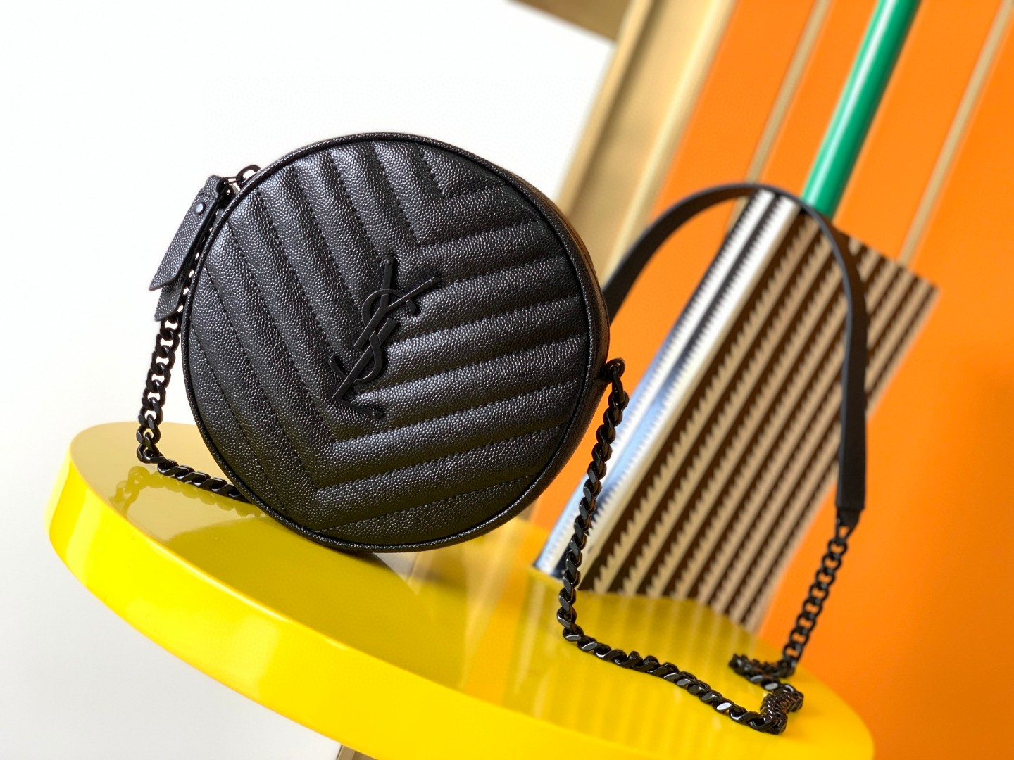 YSL202406211200001.jpg 原單複刻YSL聖羅蘭包包 VINYLE V衍縫壓紋牛皮鍊帶圓形相機包 黑