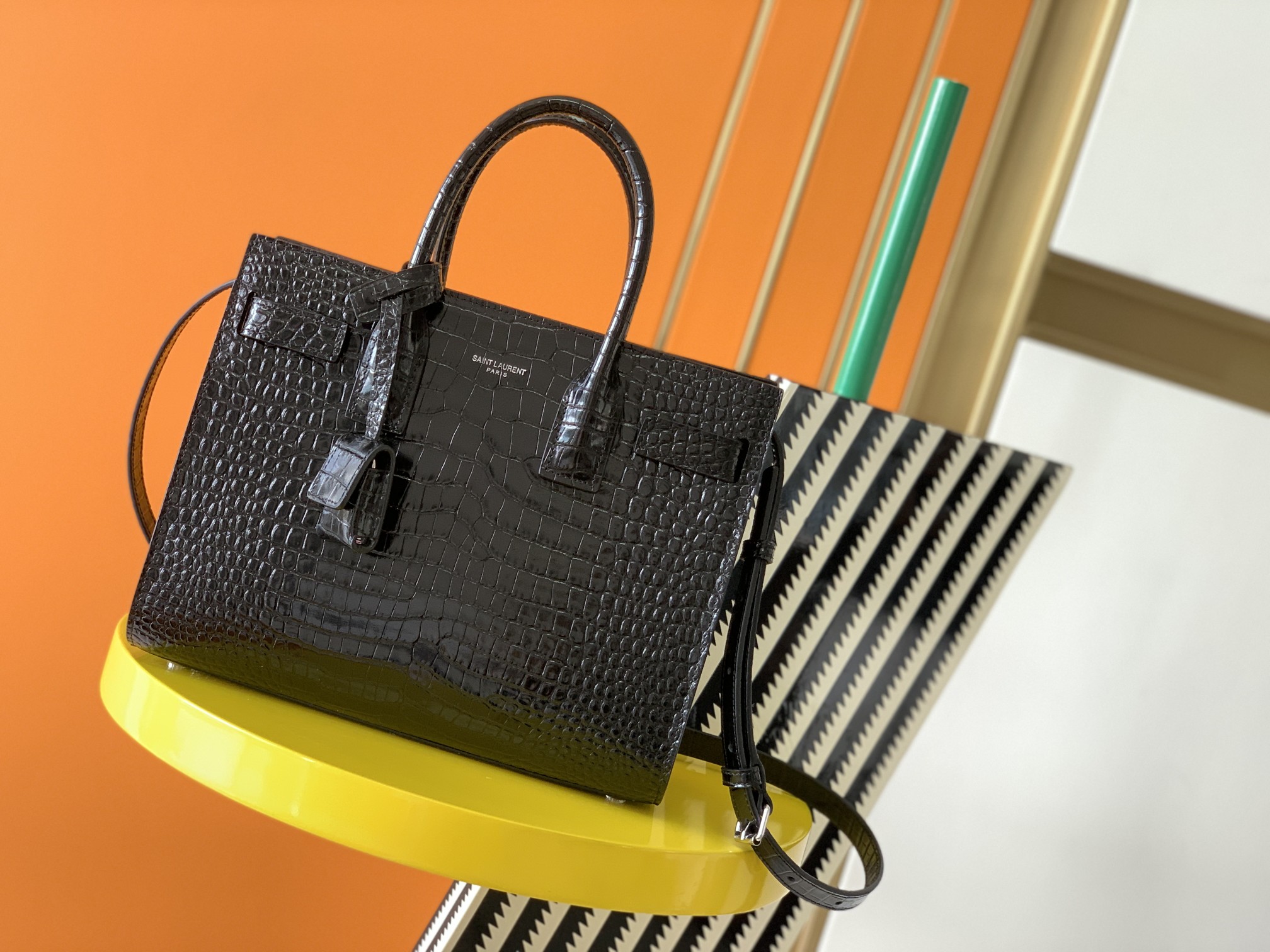 YSL202406212800001.jpg 高仿YSL聖羅蘭包包 sac de jour鱷魚壓紋光面皮革手袋 中型黑色