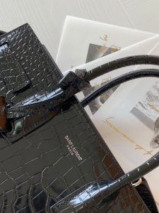 高仿YSL聖羅蘭包包 sac de jour鱷魚壓紋光面皮革手袋 中型黑色