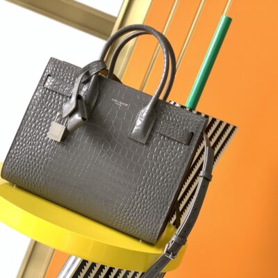 高仿YSL聖羅蘭包包 sac de jour鱷魚壓紋光面皮革手袋 中型灰色
