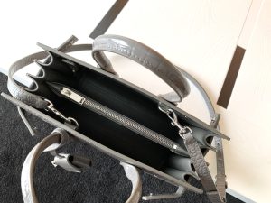 高仿YSL聖羅蘭包包 sac de jour鱷魚壓紋光面皮革手袋 中型灰色