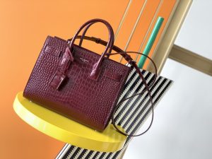 高仿YSL聖羅蘭包包 sac de jour鱷魚壓紋光面皮革手袋 中型棗紅