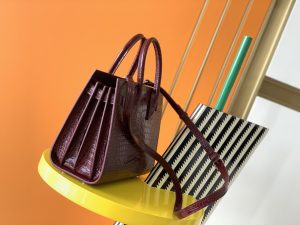 高仿YSL聖羅蘭包包 sac de jour鱷魚壓紋光面皮革手袋 中型棗紅