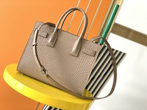 高仿YSL聖羅蘭包包 sac de jour鱷魚壓紋光面皮革手袋 中型杏色