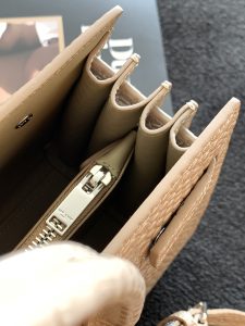 高仿YSL聖羅蘭包包 sac de jour鱷魚壓紋光面皮革手袋 中型杏色