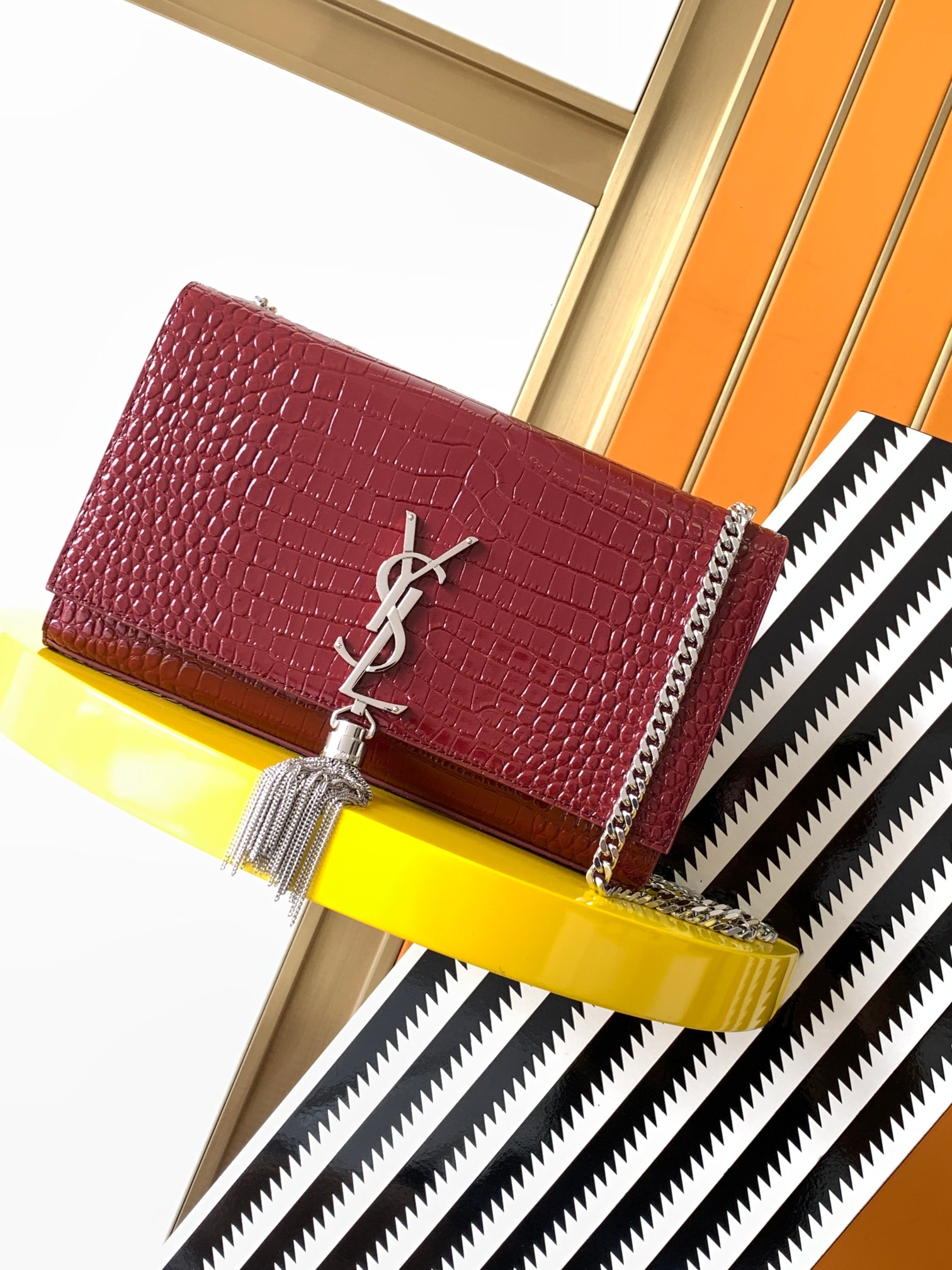 YSL202406214700001.jpg 1比1複刻YSL聖羅蘭包包 kate鱷魚壓紋皮革中型流蘇手袋 酒紅
