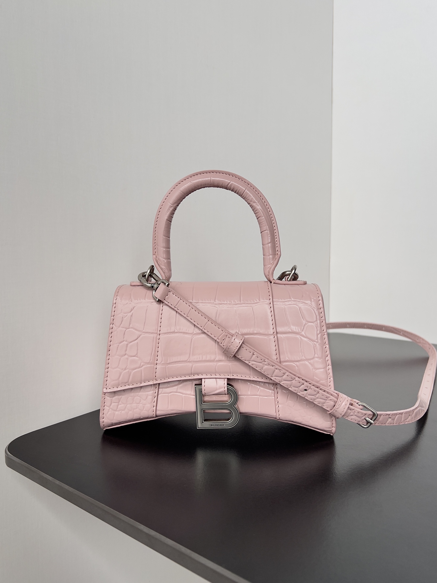 balenciaga202405311300004.jpg 高仿balenciaga巴黎世家 HOURGLASS 加小號鱷魚紋壓紋手提包沙漏包冰粉