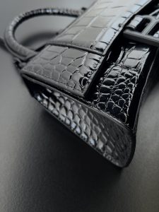高仿balenciaga巴黎世家 HOURGLASS 加小號鱷魚紋壓紋手提包沙漏包 黑色金扣
