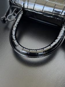 高仿balenciaga巴黎世家 HOURGLASS 加小號鱷魚紋壓紋手提包沙漏包 黑色金扣