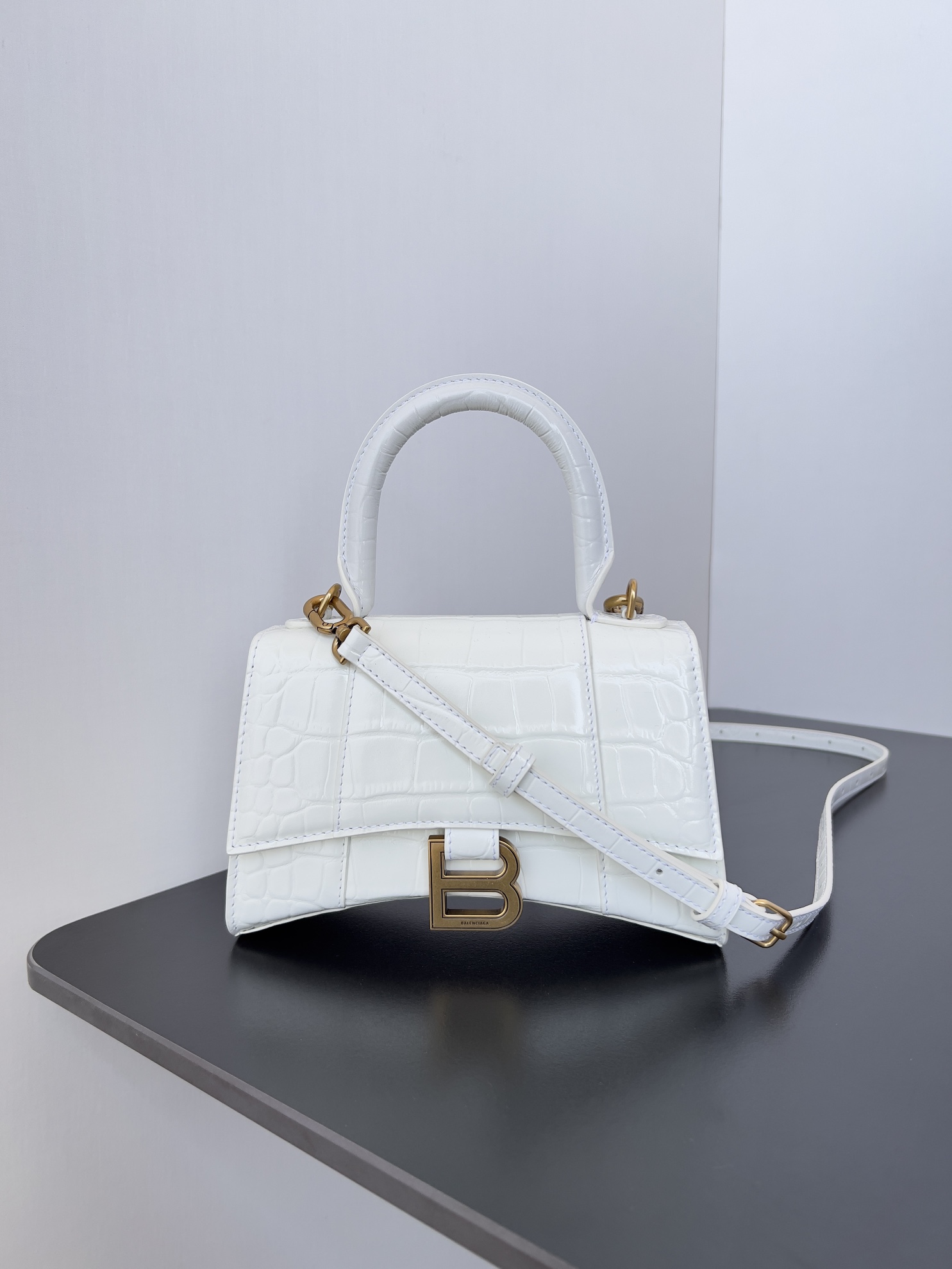 balenciaga202405312000002.jpg 高仿balenciaga巴黎世家 HOURGLASS 加小號鱷魚紋壓紋手提包沙漏包 白色金扣