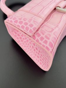 高仿balenciaga巴黎世家 HOURGLASS 加小號鱷魚紋壓紋手提包沙漏包 巴黎粉