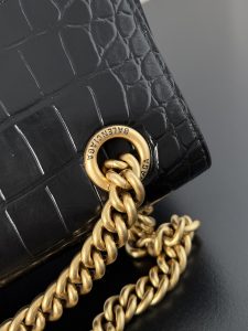 複刻balenciaga巴黎世家 CRUSH小號鱷魚紋壓花鏈帶包 黑色金扣