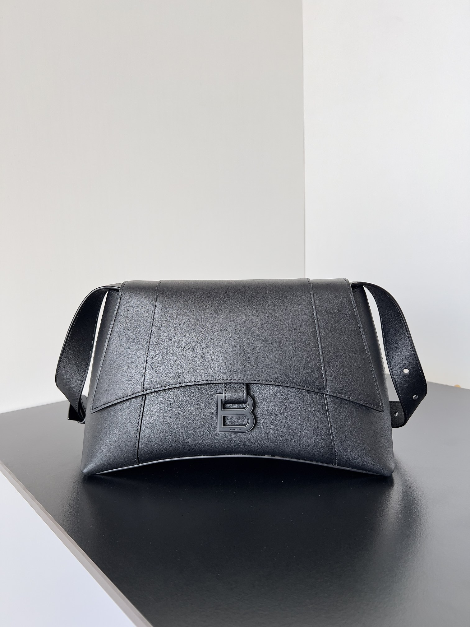 balenciaga202405313200001.jpg 複刻balenciaga巴黎世家 Downtown黑色半亞光柔滑牛皮革小號單肩包