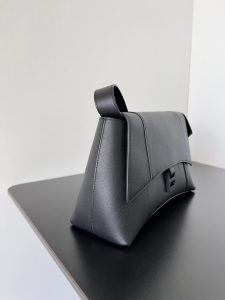 複刻balenciaga巴黎世家 Downtown黑色半亞光柔滑牛皮革小號單肩包