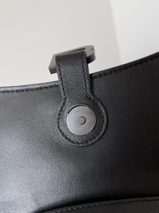 複刻balenciaga巴黎世家 Downtown黑色半亞光柔滑牛皮革小號單肩包