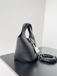 高仿balenciaga巴黎世家 Locker黑色粒面牛皮革小號豎款HOBO手袋