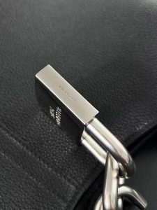 高仿balenciaga巴黎世家 Locker黑色粒面牛皮革中號豎款HOBO手袋
