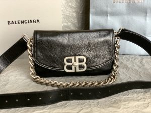 1比1複刻balenciaga巴黎世家 BB Soft牛皮革小號翻蓋包斜挎單肩包 黑色