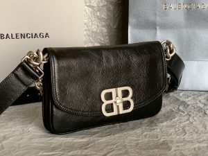 1比1複刻balenciaga巴黎世家 BB Soft牛皮革小號翻蓋包斜挎單肩包 黑色