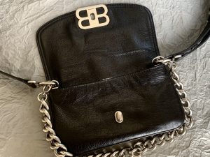 1比1複刻balenciaga巴黎世家 BB Soft牛皮革小號翻蓋包斜挎單肩包 黑色