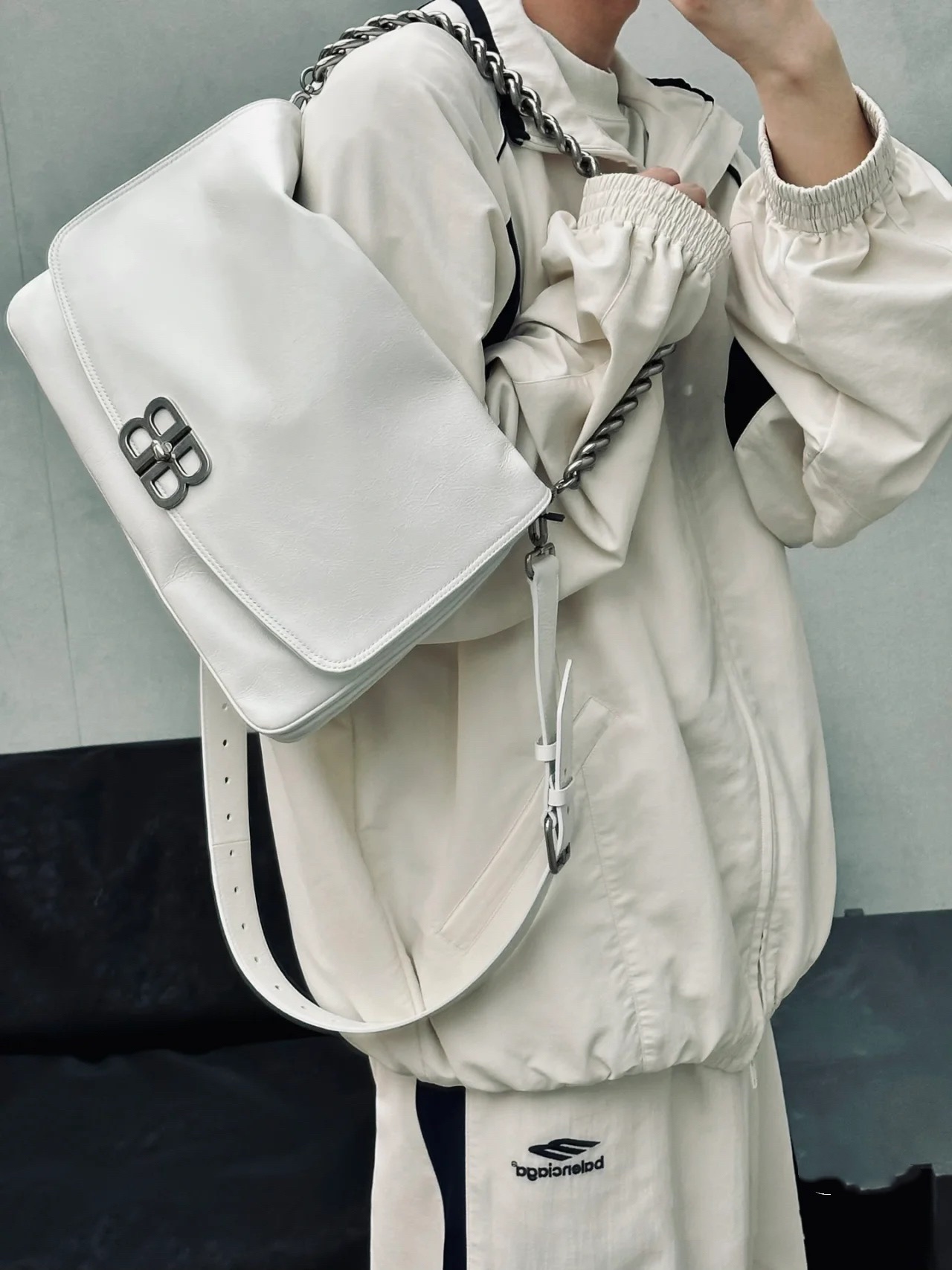 balenciaga202406050300003.jpg 一比一高仿balenciaga巴黎世家 BB Soft牛皮革大號翻蓋包斜挎單肩包 黑色