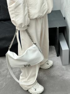 一比一高仿balenciaga巴黎世家 BB Soft牛皮革大號翻蓋包斜挎單肩包 黑色