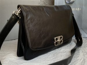 一比一高仿balenciaga巴黎世家 BB Soft牛皮革大號翻蓋包斜挎單肩包 黑色