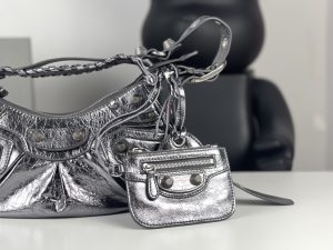 高仿balenciaga巴黎世家 Le Cagole加小號銀色金屬光澤細紋羊皮革單肩包