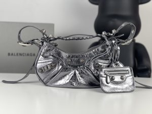 高仿balenciaga巴黎世家 Le Cagole加小號銀色金屬光澤細紋羊皮革單肩包