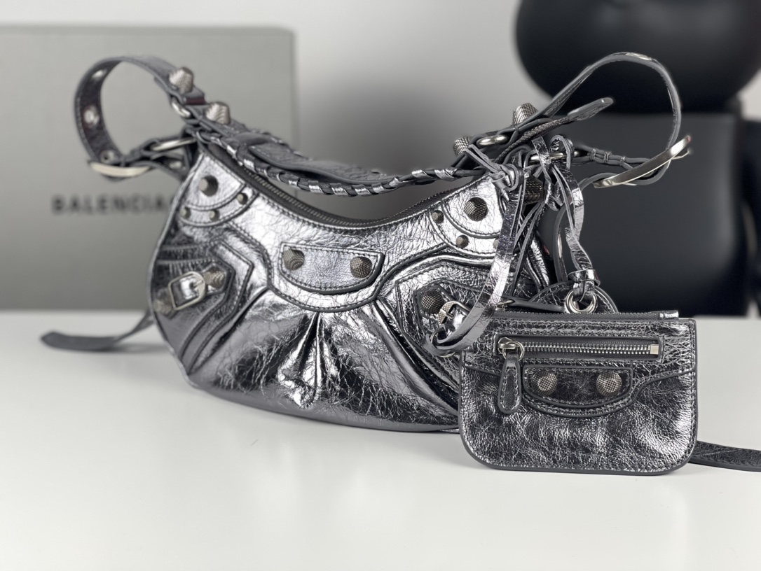 balenciaga202406051100007.jpg 高仿balenciaga巴黎世家 Le Cagole加小號銀色金屬光澤細紋羊皮革單肩包