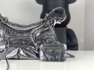 高仿balenciaga巴黎世家 Le Cagole小號銀色金屬光澤細紋羊皮革單肩包
