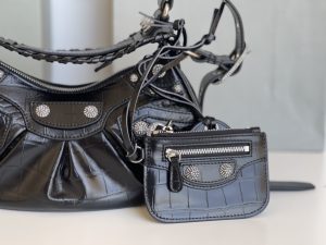 原單1比1 BALENCIAGA巴黎世家 LE CAGOLE 加小號鱷魚紋壓紋鑲萊茵石單肩包