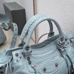 複刻高仿BALENCIAGA巴黎世家 Neo Cagole 細紋牛皮革手提包 中號淺藍