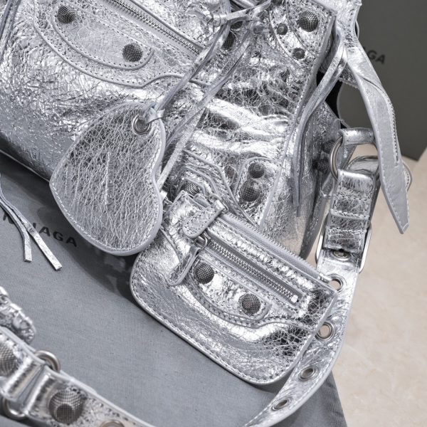 複刻高仿BALENCIAGA巴黎世家 Neo Cagole 細紋牛皮革手提包 中號銀色