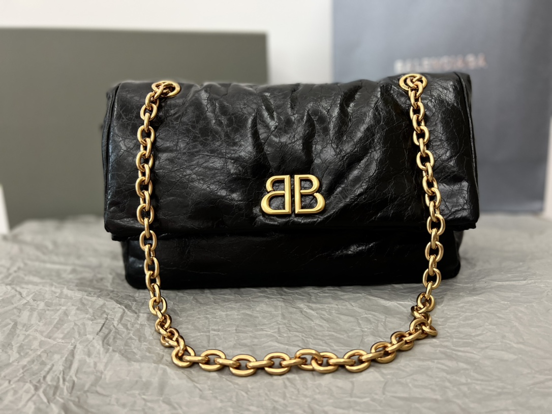 balenciaga202406054900009.jpg 原單BALENCIAGA巴黎世家 Monaco絎縫薄牛皮革鏈帶包 小號【油蠟黑金】