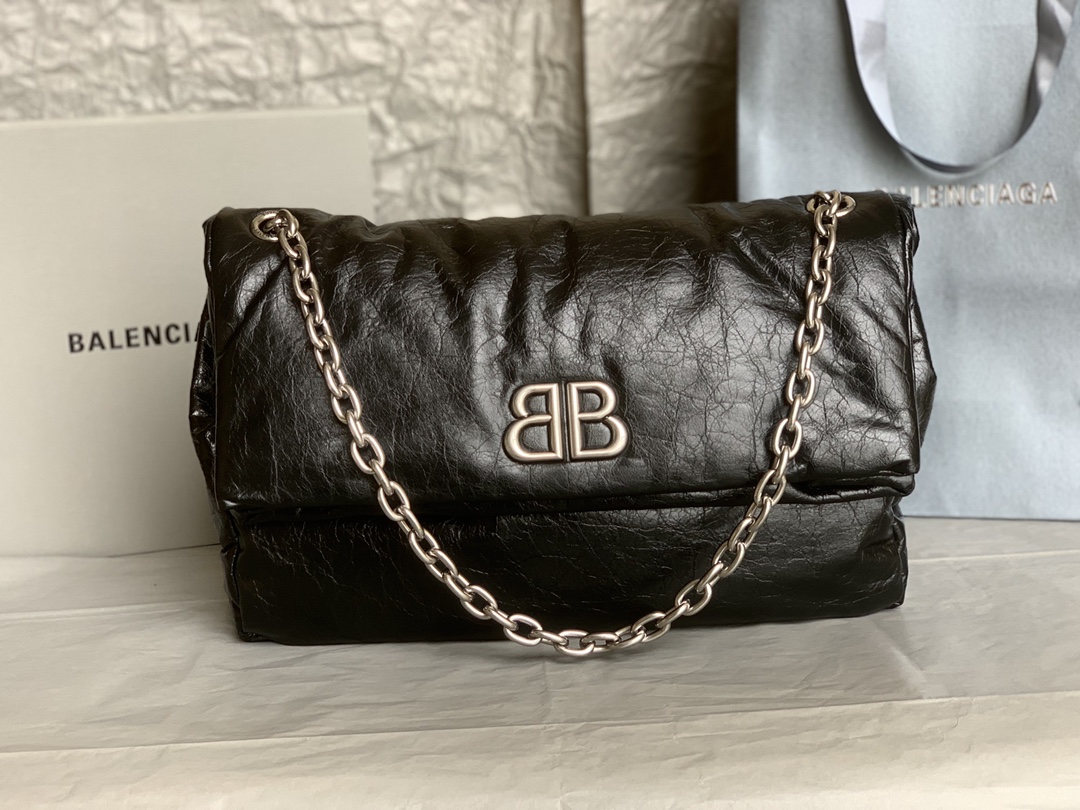 balenciaga202406055200006.jpg 原單BALENCIAGA巴黎世家 Monaco細紋牛皮革鏈帶包 中號【油蠟黑銀】