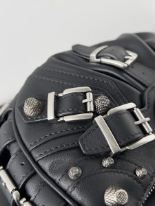 複刻BALENCIAGA巴黎世家 Le Cagole黑色光滑牛皮革搭扣加小號肩揹包