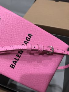 一比一複刻BALENCIAGA巴黎世家 Shopping 方格牛皮革手機包 粉紅