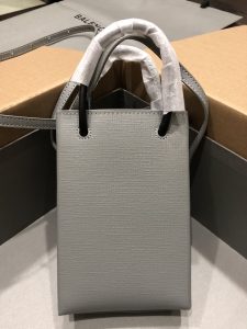 一比一複刻BALENCIAGA巴黎世家 Shopping 方格牛皮革手機包 灰色