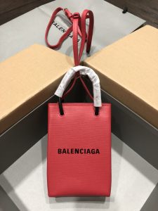 一比一複刻BALENCIAGA巴黎世家 Shopping 方格牛皮革手機包 紅色
