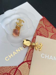 CHANEL雕刻字母耳釘高仿首飾