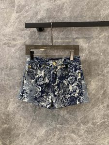 春夏新品花奔後袋真皮皮標女款高仿牛仔短褲
