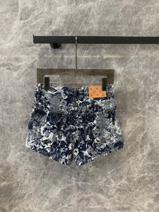 春夏新品花奔後袋真皮皮標女款高仿牛仔短褲