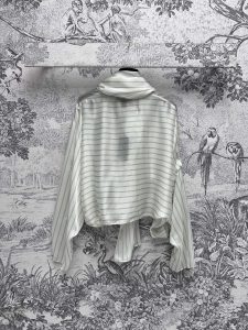 杜鵑同款 字母條紋時尚高仿LV薄外套超級好看的衣服